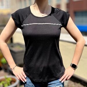 Reebok Athletic Activewear Black Women's Short Sleeve Shirt Size S Reflective